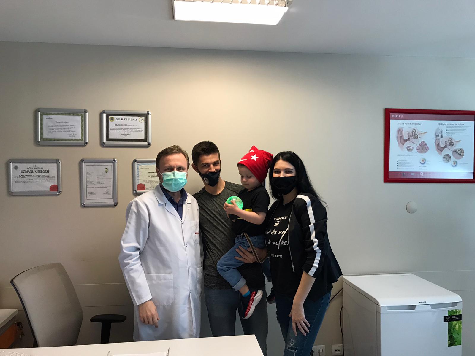 İşitme kaybı ile çift taraflı Koklear İmplantasyon uygulandı